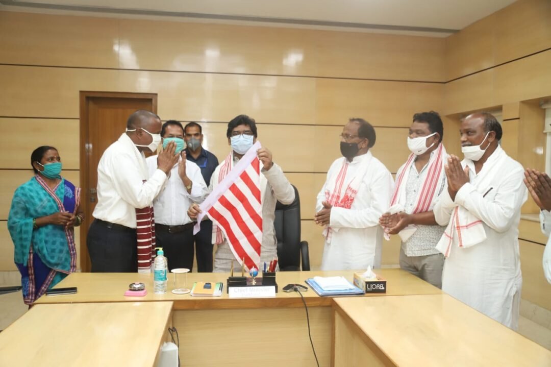 मुख्यमंत्री श्री हेमन्त सोरेन से आज राजी पड़हा सरना प्रार्थना सभा के एक प्रतिनिधिमंडल ने मुलाकात की 4 IMG 20200921 WA0032