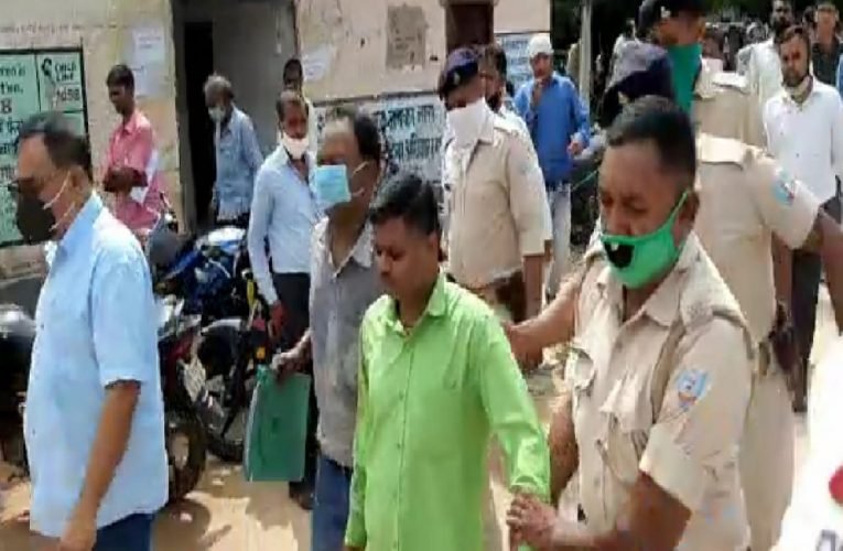रिश्वत लेते राजस्व कर्मचारी  रंगे हाथ  गिरफ्तार