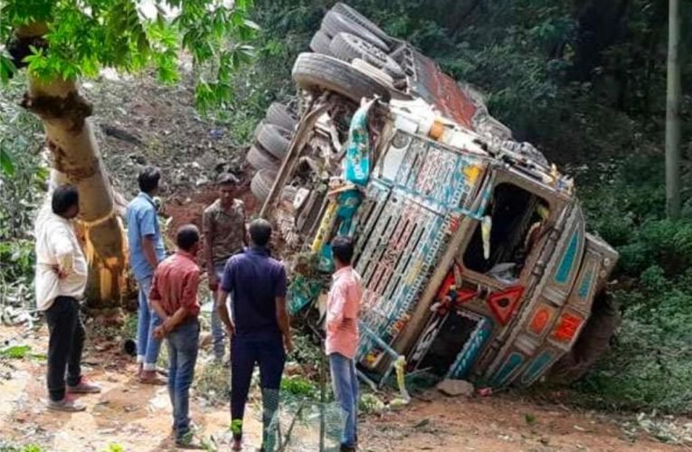 ब्रेक फेल होने से पलटा ट्रक ,कई यात्री बाल बाल बचे