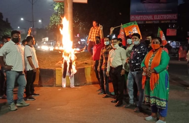 भाजपा साकची मंडल पूर्वी नें सीएम हेमंत सोरेन का पुतला दहन किया.