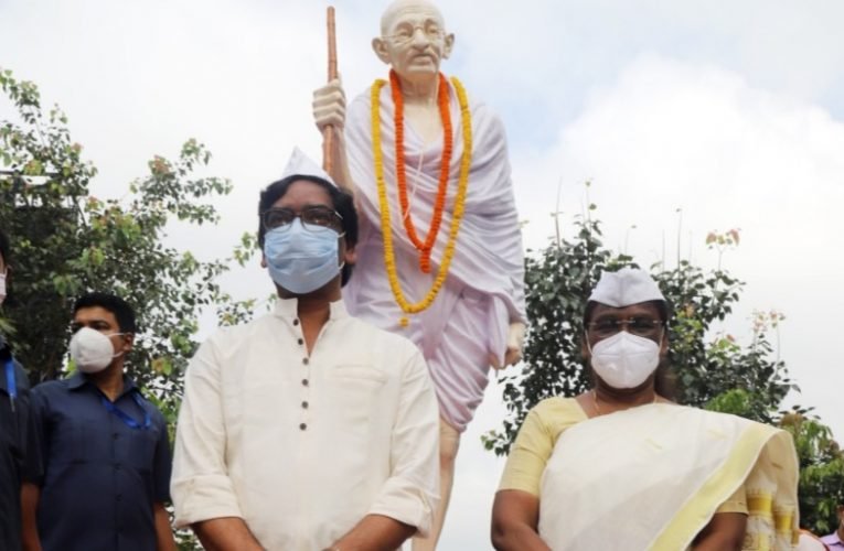 याद किये गए बापू.