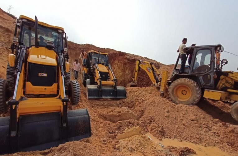 मिट्टी में दबकर तीन महिलाओं की मौत.