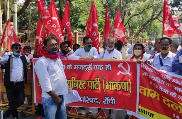 वामदलों का राजभवन मार्च.