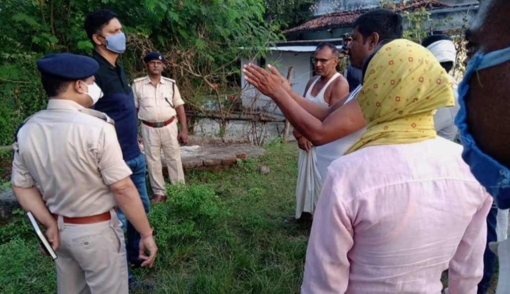 पत्नी और दाे बच्चाें का गला घोंटकर शव कुएं में फेंका, पांच गिरफ्तार. 5 20201017 203201