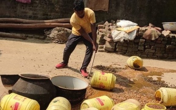 अवैध महुआ शराब भट्टी को तिसरी थाने की पुलिस ने किया ध्वस्त.