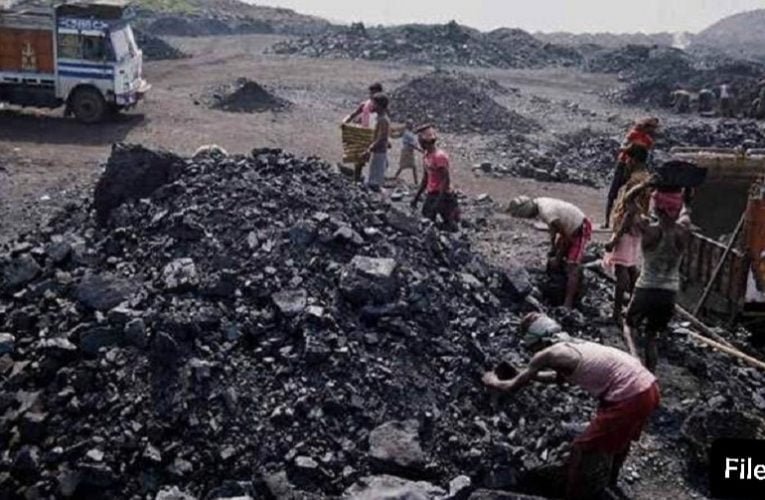अवैध कोयला डिपो पर छापेमारी, 20 टन कोयला जब्त.