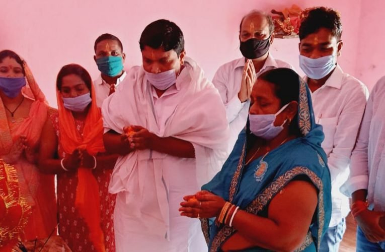 शिक्षा मंत्री के जल्द स्वास्थ्य होनें को लेकर मंदिर में की गई पूजा अर्चना.