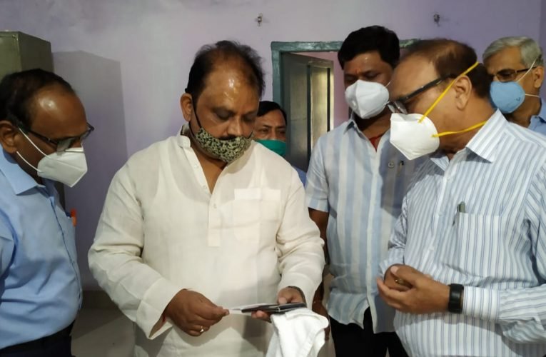 मंत्री मिथलेश ठाकुर ने सदर अस्पताल का किया निरीक्षण.