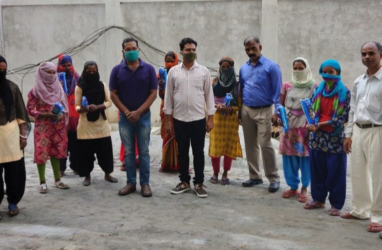 ग्रामीण महिलाओं के बीच बांटा गया सैनेटरी नैपकिन पैड.