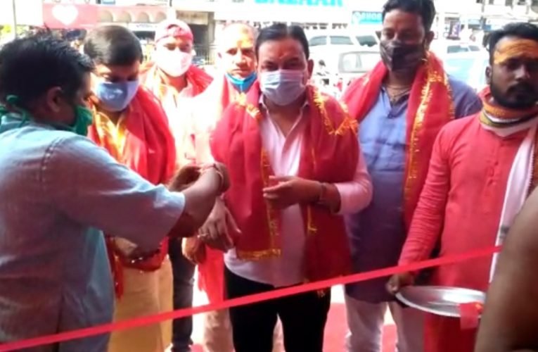 चंद्रशेखर आजाद दुर्गा पूजा का उद्घाटन किया गया.