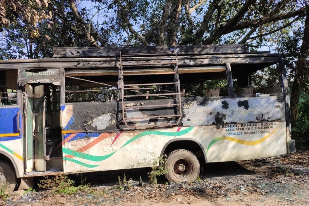 खड़ी बस में लगी आग, एक व्यक्ति की जलकर मौत. 8 20201026 103041