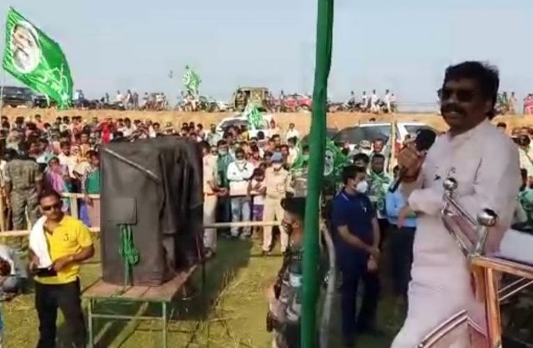 सीएम हेमंत सोरेन की चुनावी सभा में दिखी संताल की छटा.