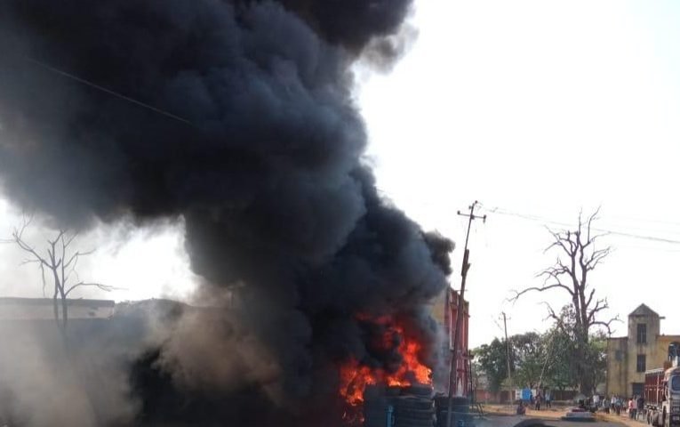 पुराने टायर में लगी भीषण आग.