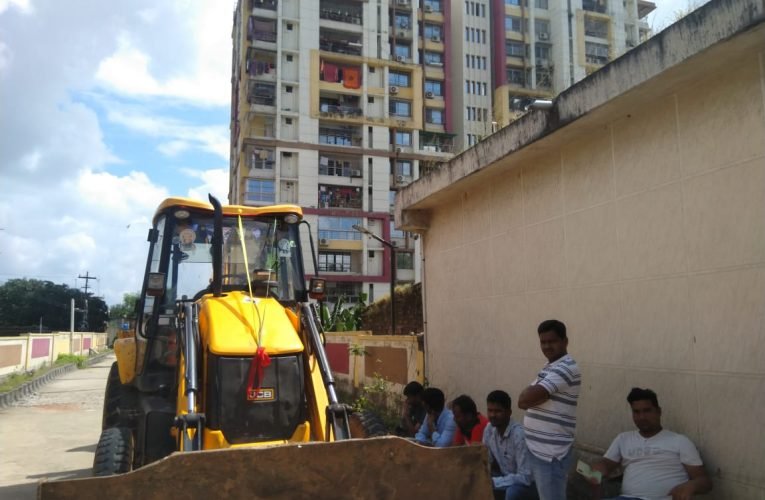 जमीन-कब्जे-को-लेकर-jcb-से दिवार गिरा दिया