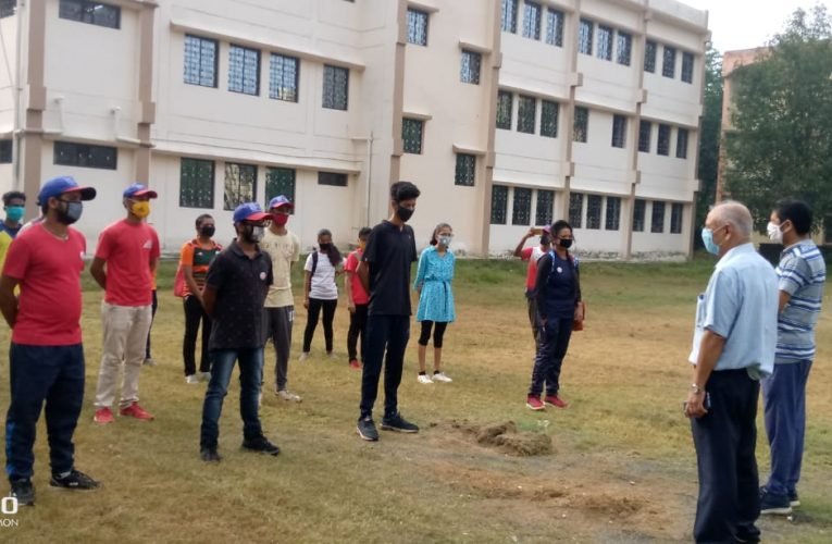 स्वच्छता सह फुटबॉल खेल का आयोजन किया गया.