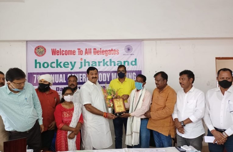 निशुल्क सेवा दे रहे सिमड़ेगा के हॉकी कोच सम्मानित.