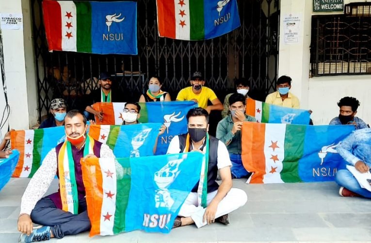 एनएसयूआई ने तालाबंदी कर दिया धरना.