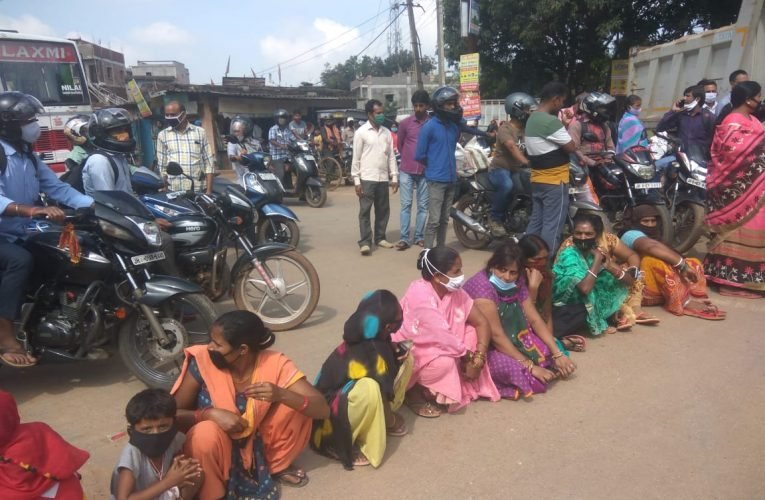 दुर्गा पूजा स्थल विवाद को लेकर सड़क जाम.