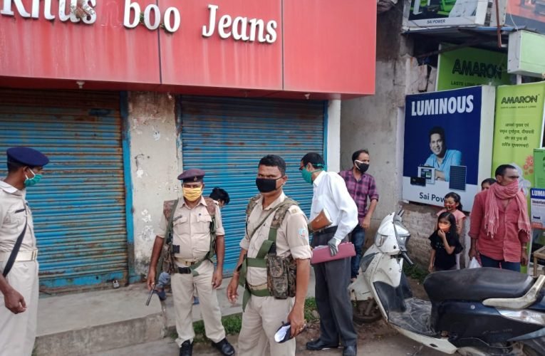 सुखदेव नगर थाना क्षेत्र में दुकानों/प्रतिष्ठानों की जांच.