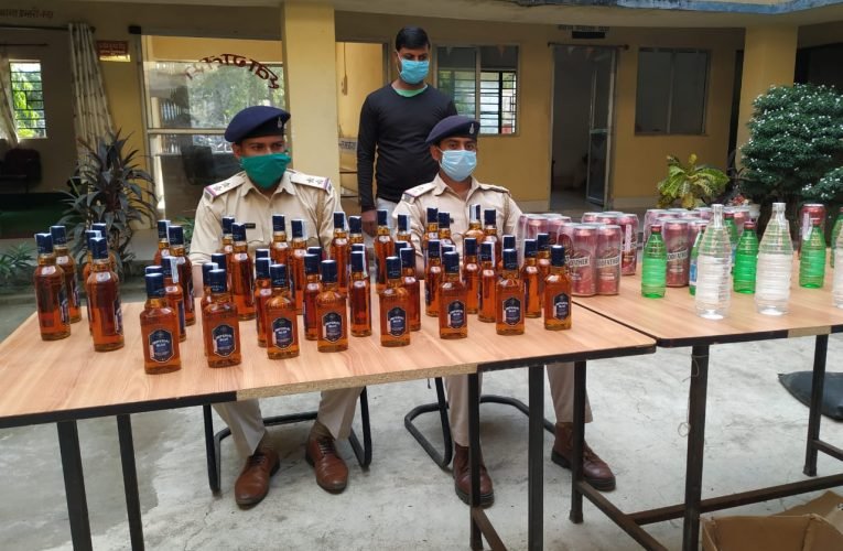 भारी मात्रा में अवैध देशी और विदेशी शराब बरामद, कारोबारी गिरफ्तार.