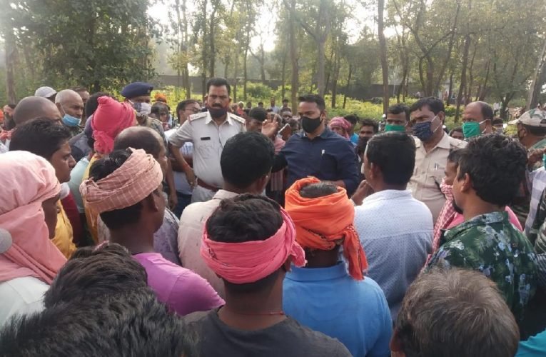 गोला रेलवे साइडिंग में वर्चस्व की लड़ाई  गहराया, मजदूरों ने दूसरे ठेकेदार का किया विरोध