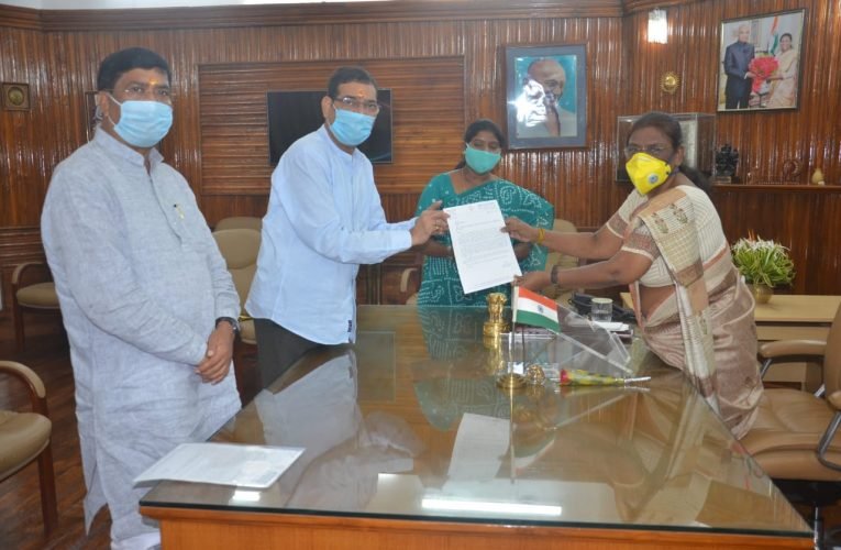 भाजपा प्रतिनिधि मंडल राज्यपाल से मिल राज्य की विधि व्यवस्था को लेकर उन्हें अवगत कराया.