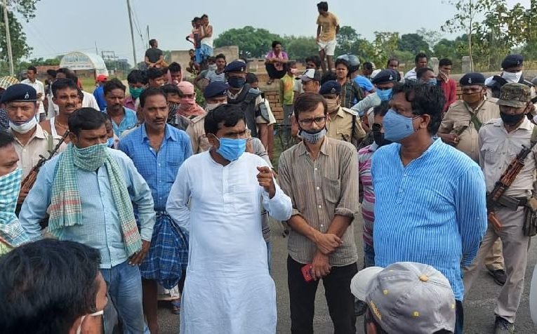 मुआवजे की मांग को लेकर सड़क जाम