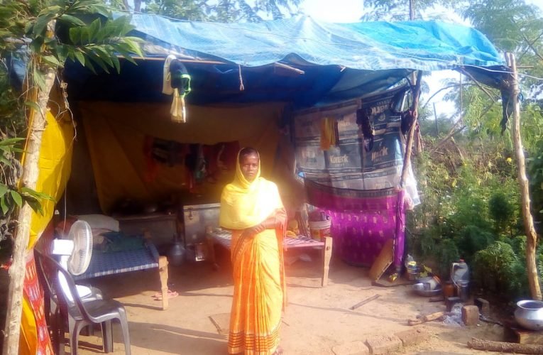 तीरपाल में गुजरती जिंदगी.