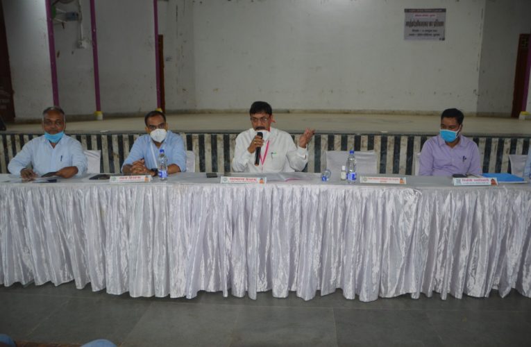 सामान्य प्रेक्षक एवं ब्यय प्रेक्षक द्वारा राजनीतिक दलों के प्रतिनिधियों/अभ्यर्थियों के साथ की गई बैठक.