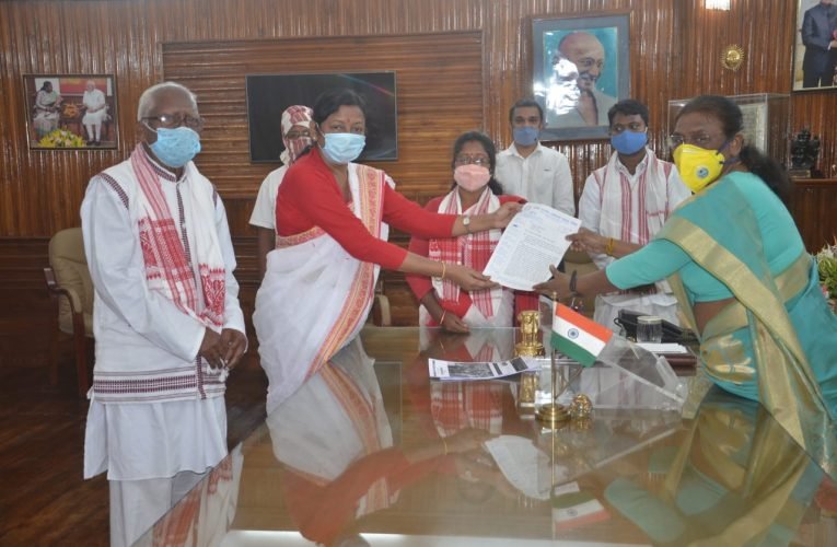 अखिल भारतीय आदिवासी विकास परिषद का एक शिष्टमंडल राज्यपाल महोदया श्रीमती द्रौपदी मुर्मू से मिला.