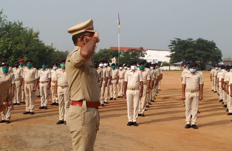गढ़वा पुलिस लाइन में शहीदों याद कर दी गई श्रधांजलि.