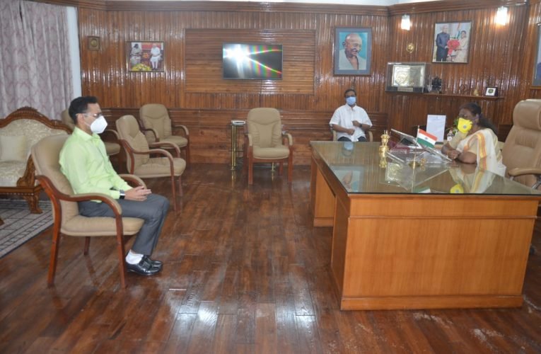 माननीया राज्यपाल श्रीमती द्रौपदी मुर्मू से प्रधान सचिव, स्वास्थ्य विभाग डॉ. नितिन कुलकर्णी ने राज भवन आकर मुलाकात की.