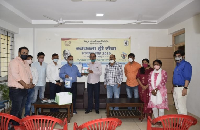 सीसीएल के सौजन्य से रांची प्रेस क्लब को मास्क एवं सैनिटाइजर उपलब्ध कराया गया.