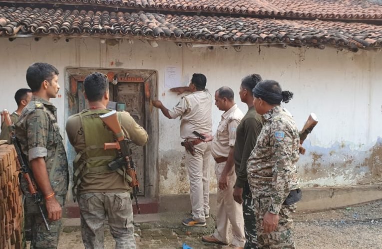 राजद नेता हत्याकांड और भाजपा नेता पर जानलेवा हमले के आरोपी के घर पुलिस नें फरारी का इस्तिहार चिपकाया.