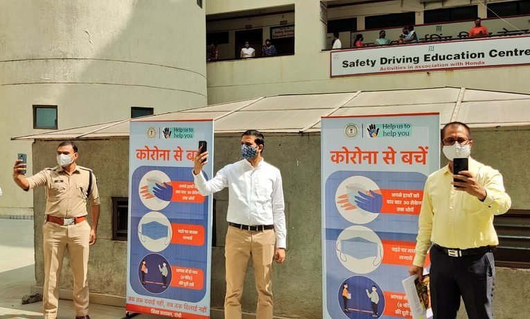 एक घंटे में ढाई लाख से अधिक लोगों ने मास्क के साथ सेल्फी ली.