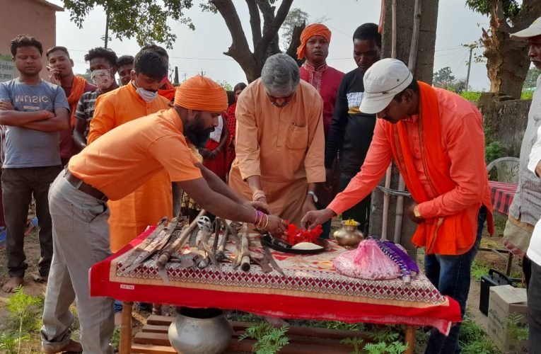 बुढ़मू के सारलेे पंचायत में बजरंग दल का शस्त्र पूजन सम्पन्न.
