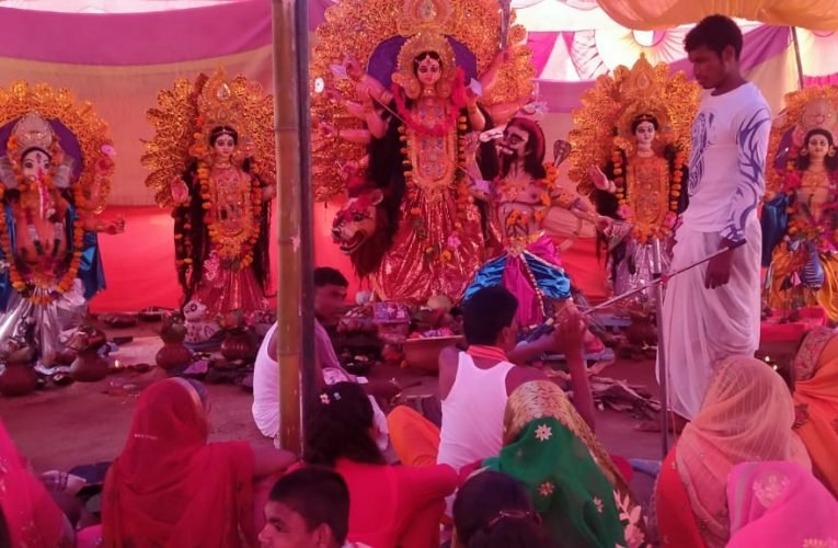 आत्मनिर्भर भारत का मिसाल, खुद मूर्ति बनाकर कर रहे हैं पूजा.