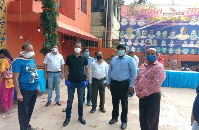 उपायुक्त शिशिर कुमार सिन्हा ने किया विभिन्न पूजा पंडालों का निरीक्षण.