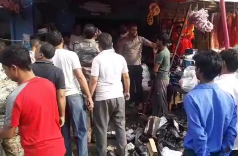 जूता दुकान में लगी आग, लाखों का हुआ नुकसान.