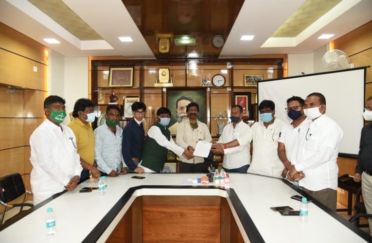 सरना धर्म कोड बिल पारित कर केंद्र सरकार को प्रस्ताव भेजने को लेकर सीएम हेमंत सोरेन को झारखंड मुक्ति मोर्चा ने सौंपा ज्ञापन.