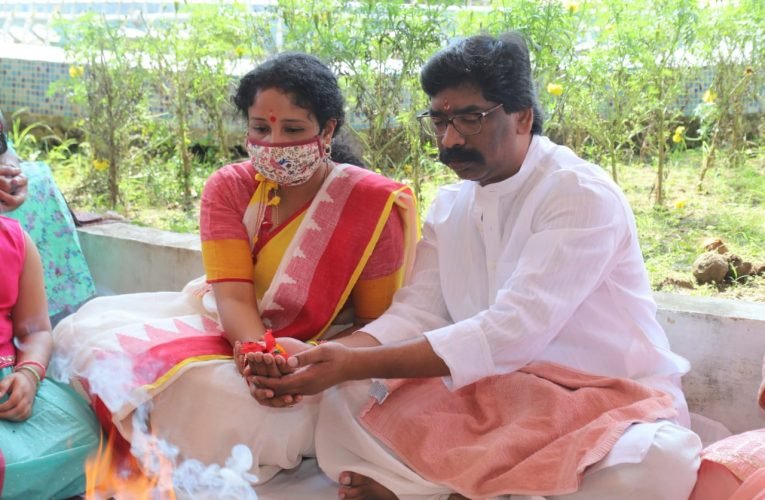 मुख्यमंत्री हेमंत सोरेन ने पूजा अर्चना कर राज्य की सुख, समृद्धि, शांति और समग्र विकास की कामना की.