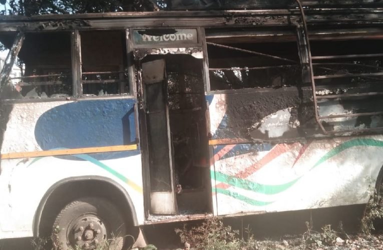 खड़ी बस में लगी आग, एक व्यक्ति की जलकर मौत.