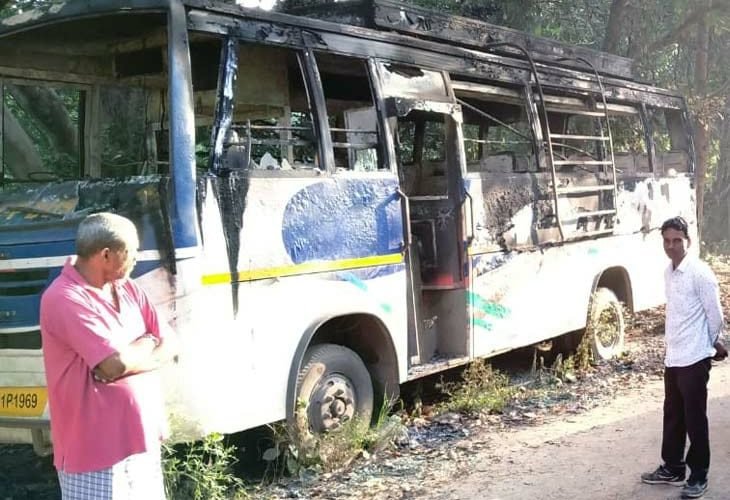 एक मुर्गे के लिए बस में लगा दी आग, एक व्यक्ति की जलकर मौत.