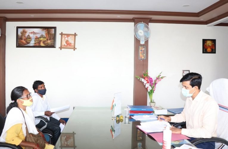 उपायुक्त के गुरूवारी जनता दरबार में कई फरियादी  पहुंचे.