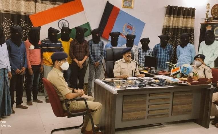 16 साइबर क्रिमिनल चढ़े देवघर पुलिस के हत्थे, 44 मोबाइल बरामद.