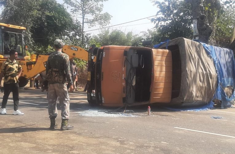 सीआरपीएफ के वाहन पलटनें से 12 सीआरपीएफ जवान घायल.