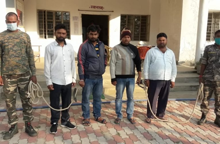 झारखंड और यूपी के चार जुआरी गिरफ्तार.