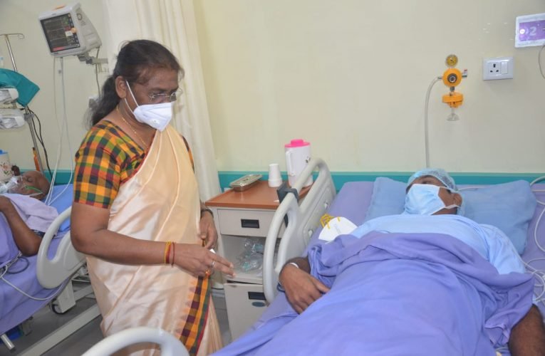 घायल जवानों के हाल-चाल लेने मेडिका अस्पताल पहुंची राज्यपाल.