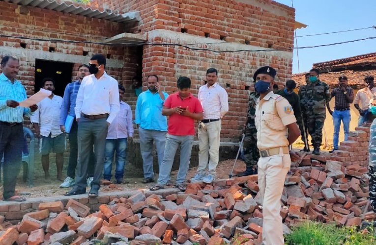 भूमाफियाओं ने गृहस्वामी के घर पर लगाया आग, मारपीट कर किया जख्मी.