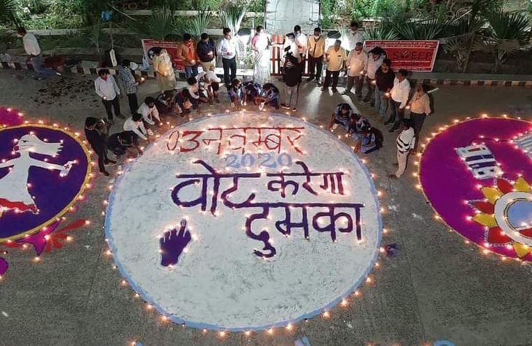दीप जलाकर “वोट करेगा दुमका” का संदेश दिया गया.